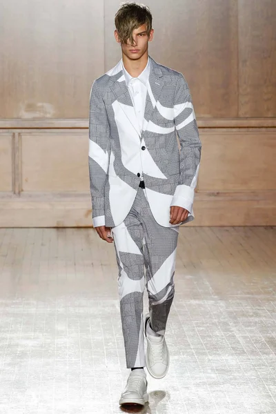 Look 17